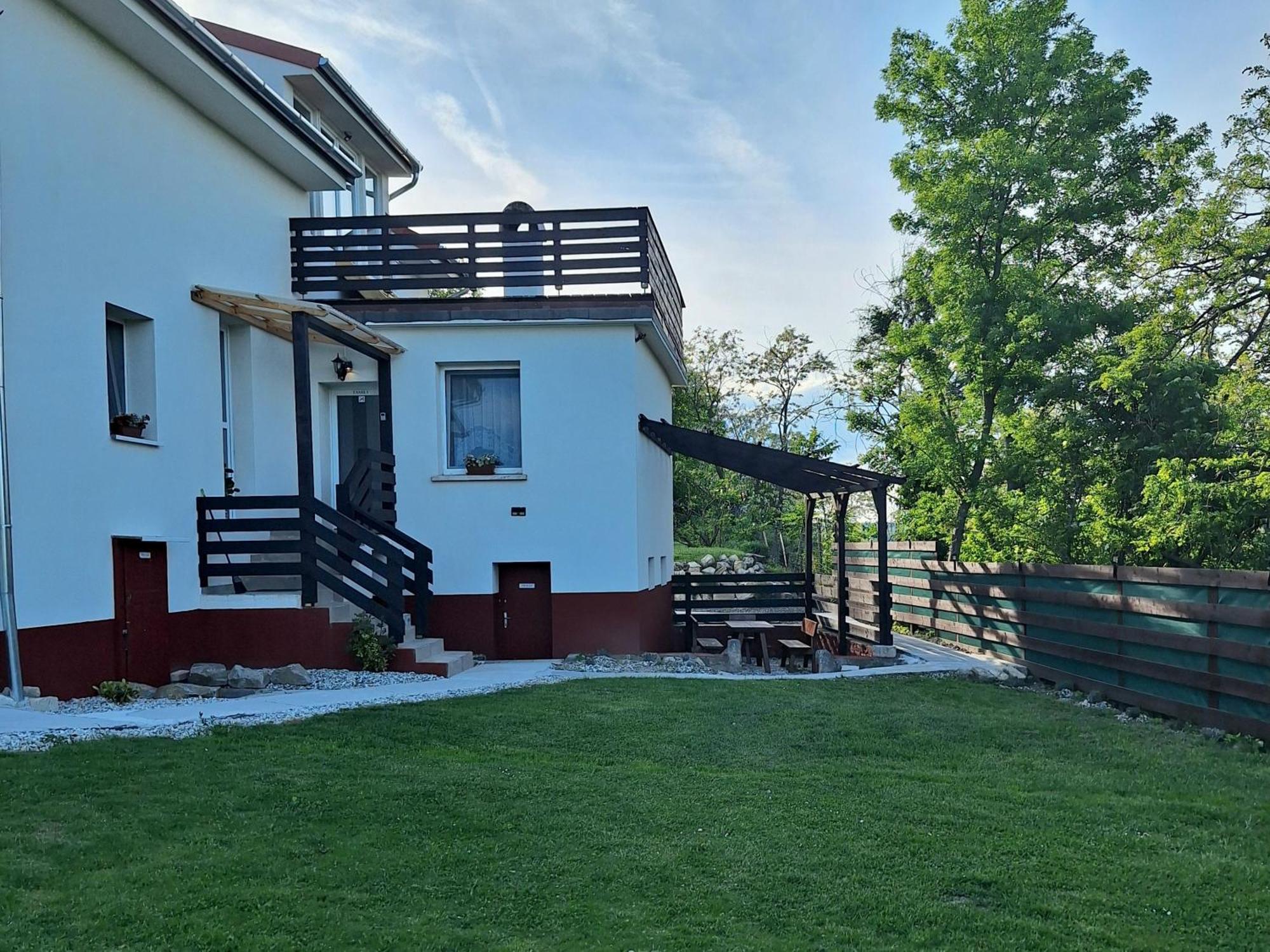 Holling Apartman Fertoboz Exterior photo